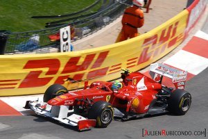 Fernando Alonso trazando una curva con su Ferrari