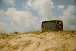 Televisión antigua en una duna